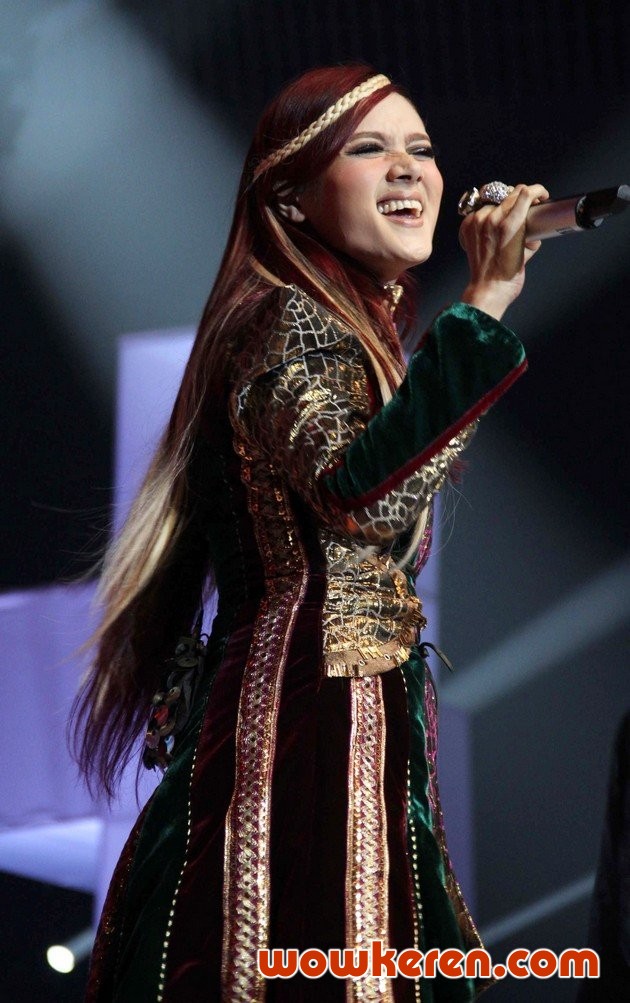 Gambar Foto Mulan Jameela di Parade Global TV - Salut Indonesia 2011