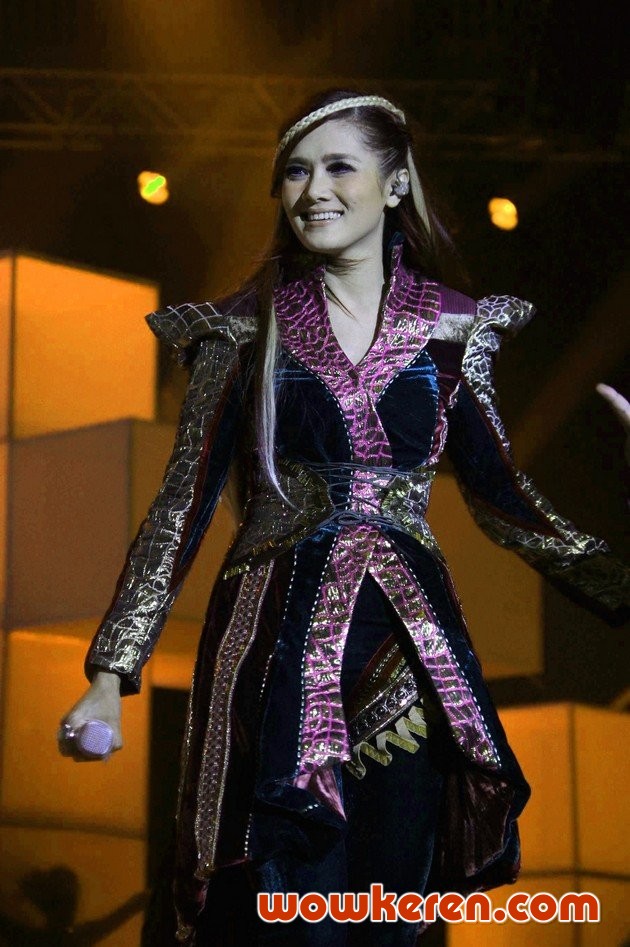 Gambar Foto Mulan Jameela  Tampak Cantik di Parade Global TV - Salut Indonesia 2011