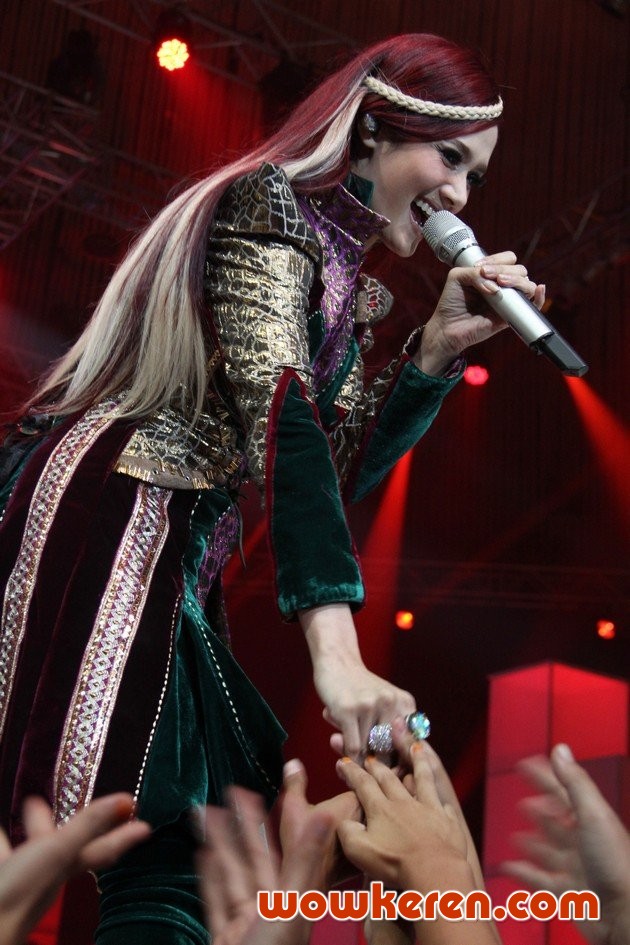 Gambar Foto Aksi Mulan Jameela di Parade Global TV - Salut Indonesia 2011