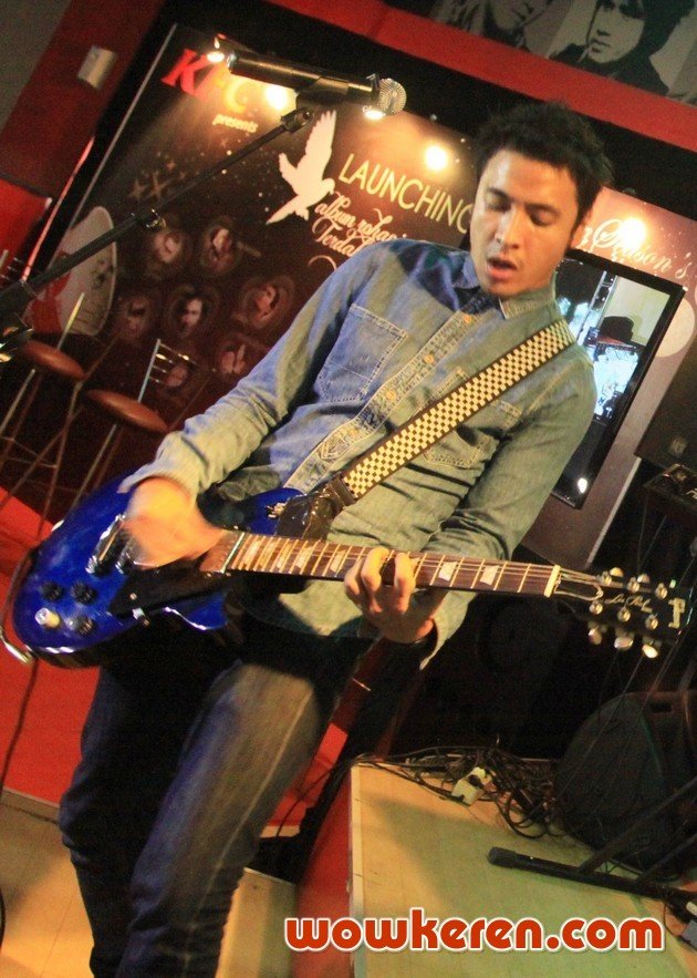 Gambar Foto Ello Memainkan Gitarnya di Peluncuran Album 'Damai Bersama-Mu'