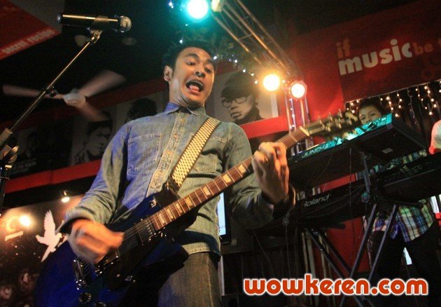Gambar Foto Ello akan berkompilasi dengan musisi lain dalam Album 'Damai Bersama-Mu'