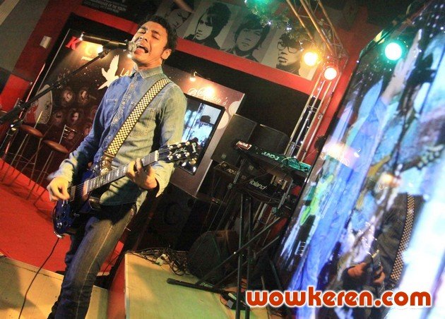 Gambar Foto Ello Membawakan Lagu Pilihannya dari Album 'Damai Bersama-Mu'
