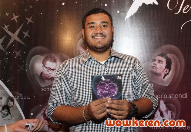 Gambar Foto Mike Mohede dengan CD Album 'Damai Bersama-Mu'