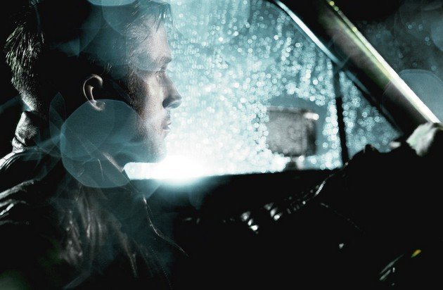 Gambar Foto Ryan Gosling Tampak Sedang Mengendarai Mobil