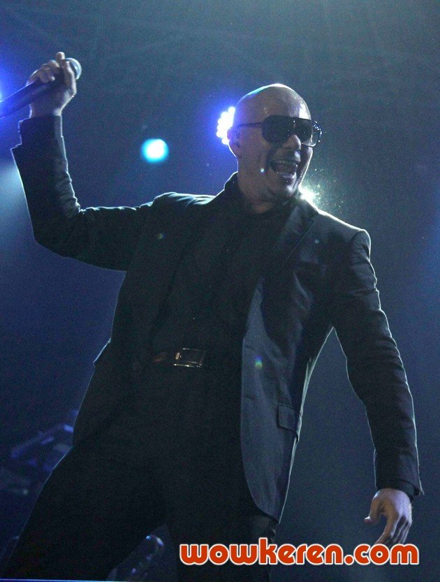 Gambar Foto Konser Singkat Pitbull Membuat Penonton Puas