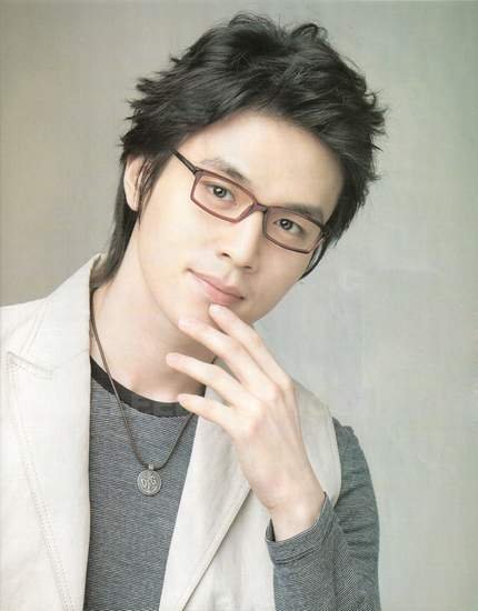 Gambar Foto Lee Dong Wook Hobi Koleksi Komik Manhwa