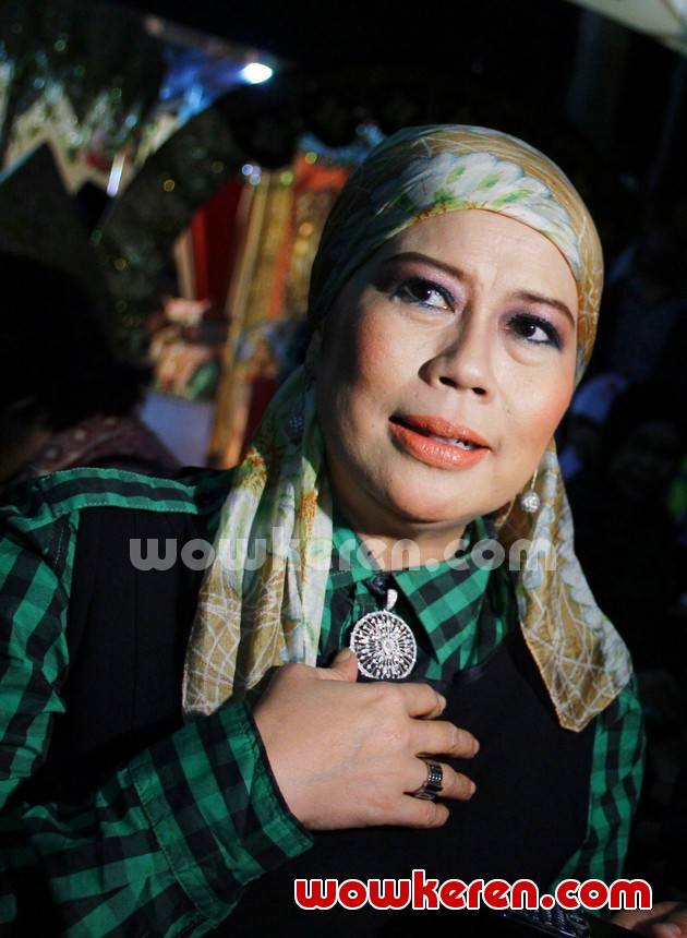 Gambar Foto Dewi Yull saat menghadiri pernikahan Rizky dan Luluk