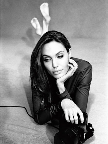 Gambar Foto Angelina Jolie di Majalah Marie Claire edisi Januari 2012