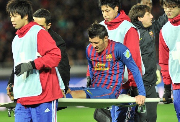 Gambar Foto David Villa segera dilarikan ke rumah sakit pasca patah tulang kering