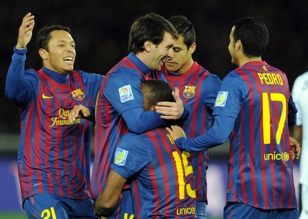 Gambar Foto Lionel Messi dan Seydou Keita merayakan kemenangan bersama FC Barcelona