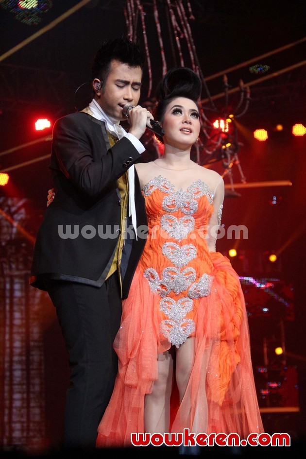 Gambar Foto Vidi Aldiano dan Syahrini di Konser 'Dekade Trans Untuk Indonesia'