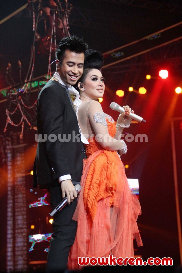 Gambar Foto Vidi Aldiano dan Syahrini di Konser 'Dekade Trans Untuk Indonesia'