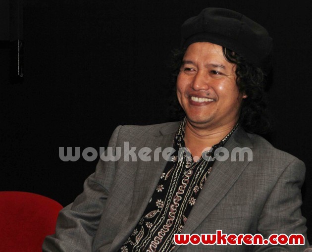 Andrea Hirata Berita, Foto, Video, Lirik Lagu, Profil