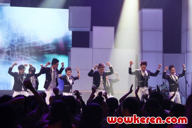 Gambar Foto Super Nine Boys di Parade Global TV - 100% Ampuh