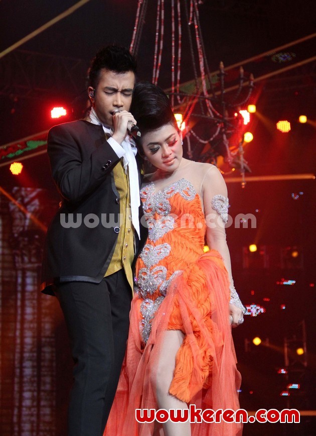Gambar Foto Vidi Aldiano dan Syahrini di Konser 'Dekade Trans Untuk Indonesia'
