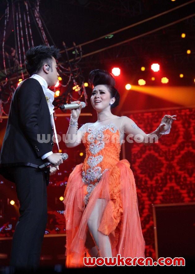 Gambar Foto Vidi Aldiano dan Syahrini di Konser 'Dekade Trans Untuk Indonesia'