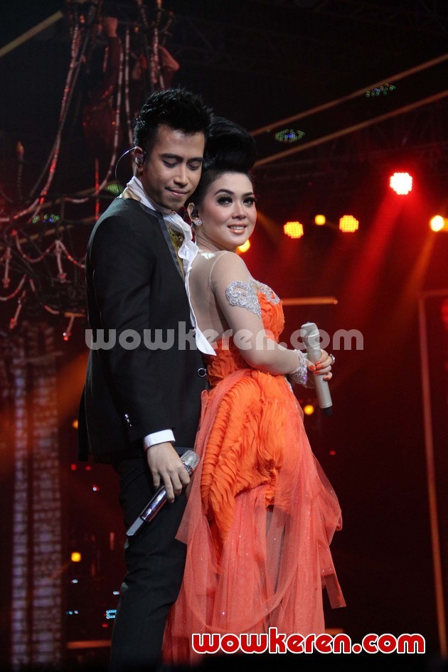 Gambar Foto Vidi Aldiano dan Syahrini di Konser 'Dekade Trans Untuk Indonesia'