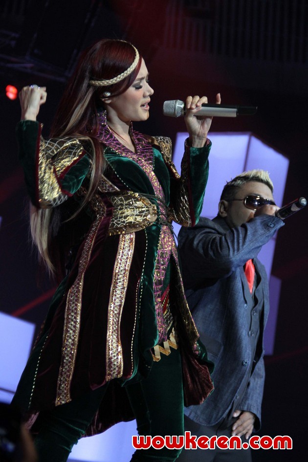 Gambar Foto Mulan Jameela di Parade Global TV - Salut Indonesia 2011