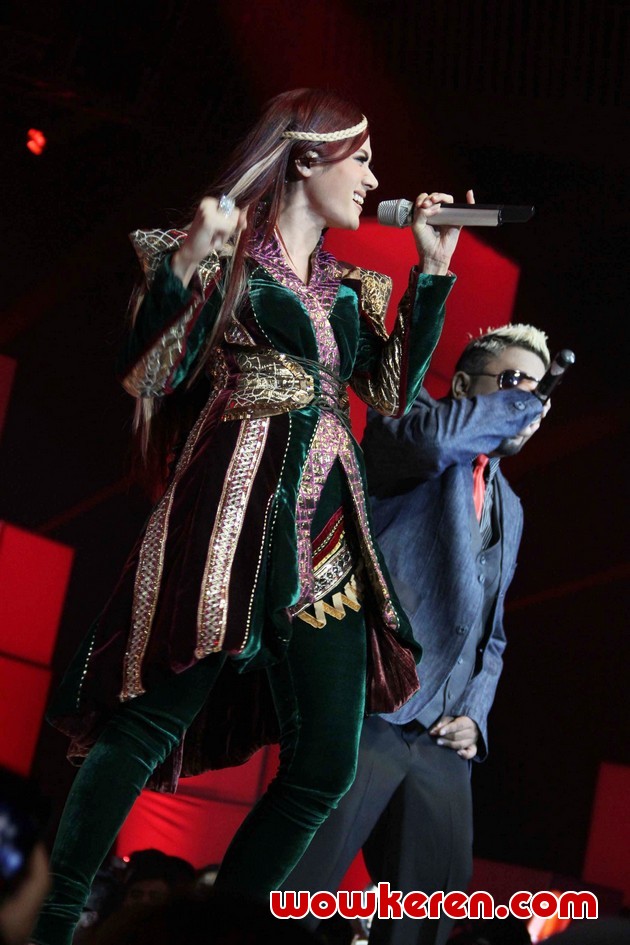 Gambar Foto Mulan Jameela di Parade Global TV - Salut Indonesia 2011