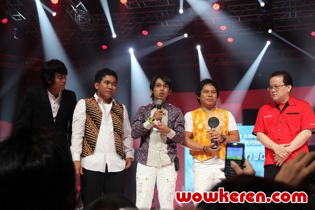 Gambar Foto Wali Dengan Piala Nagaswara Music Award 2011