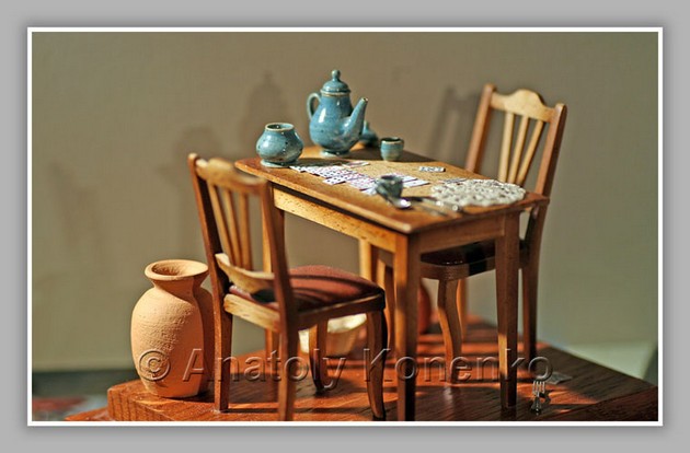 Gambar Foto Satu set furniture dan seperangkat peralatan minum teh ukuran mikro karya Anatoly Konenko