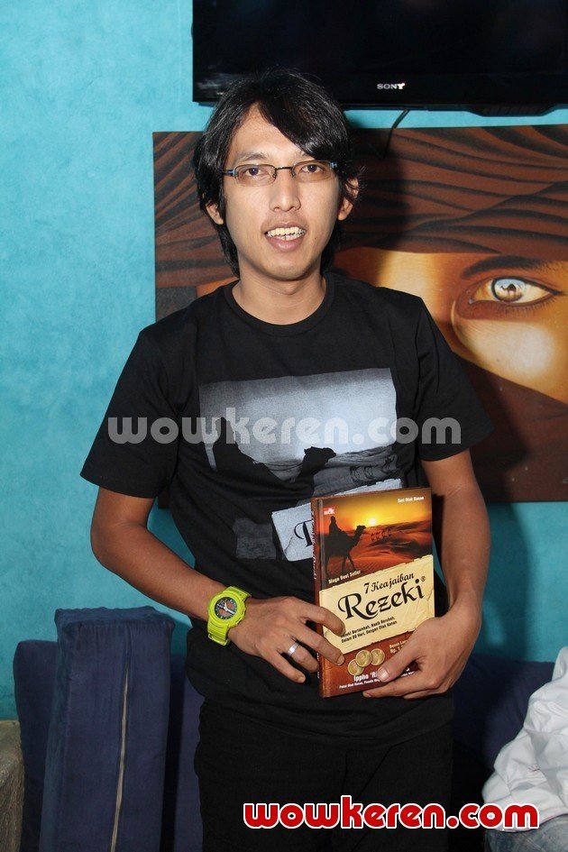 Gambar Foto Apoy Wali Bagikan 100 Buku Gratis ke 10 Yayasan Yatim Piatu
