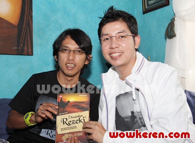 Gambar Foto Apoy Wali Bagikan 100 Buku Gratis ke 10 Yayasan Yatim Piatu