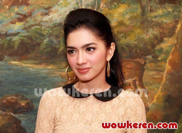 Gambar Foto Angel Karamoy Saat Ditemui di Studio Hanggar