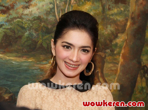 Gambar Foto Angel Karamoy Saat Ditemui di Studio Hanggar