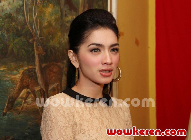 Gambar Foto Angel Karamoy Saat Ditemui di Studio Hanggar