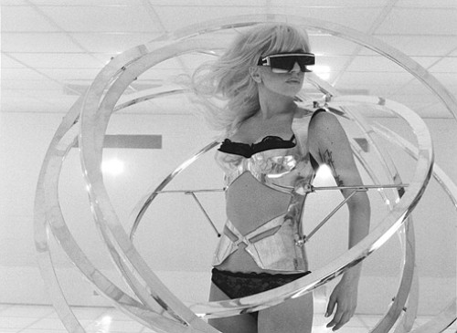 Gambar Foto Pemotretan Lady GaGa dalam Video Musik Bad Romance