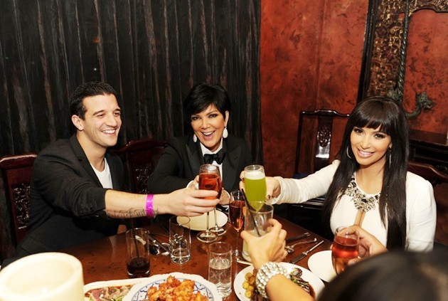 Gambar Foto Kim Kardashian Bersama Mark Ballas dan Kris Jenner dalam Event New Year's Eve 2012 di TAO