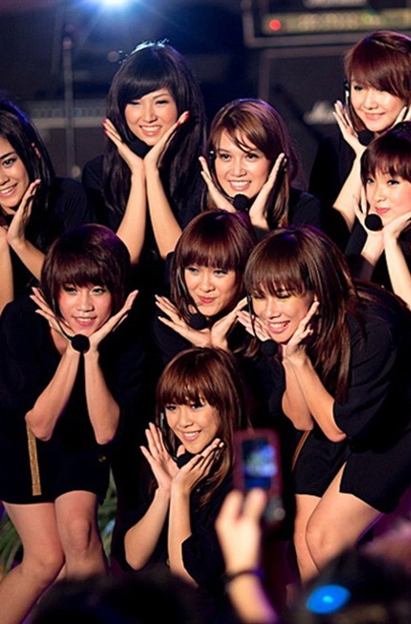 Gambar Foto Penamnpilan Cherry Belle di atas panggung