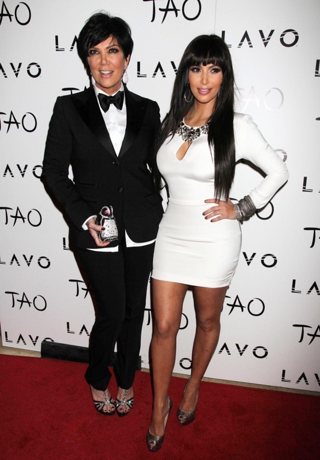 Gambar Foto Kim Kardashian Berpose dengan Kris Jenner dalam Event New Year's Eve 2012 di TAO
