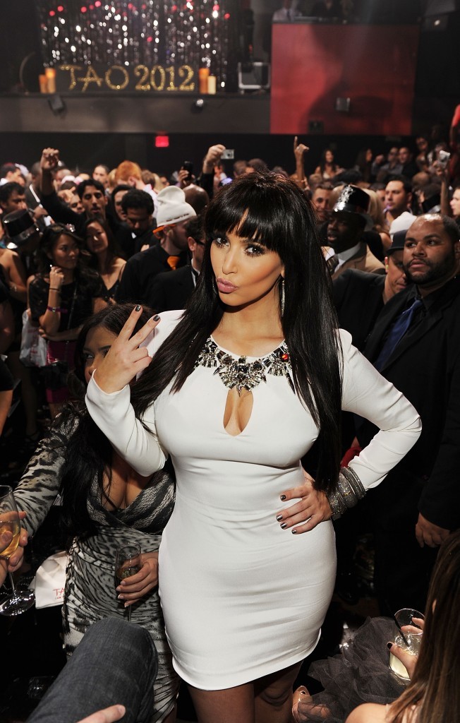 Gambar Foto Kim Kardashian Berpose dalam Event New Year's Eve 2012 di TAO