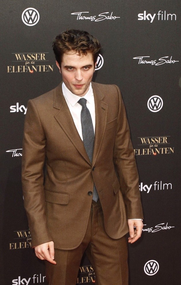 Gambar Foto Robert Pattinson di The Grauman's Chinese Theatre