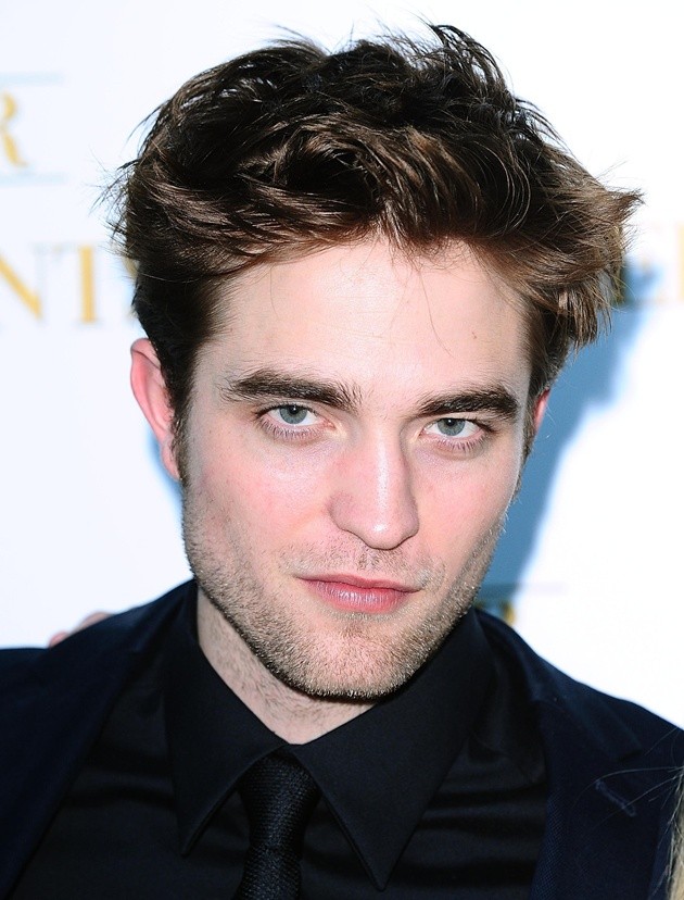 Gambar Foto Robert Pattinson Menghadiri Suatu Acara