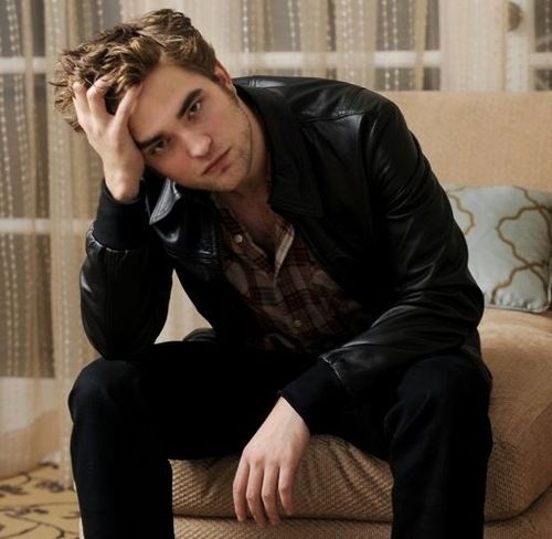 Gambar Foto Pose Robert Pattinson di Salah Satu Majalah