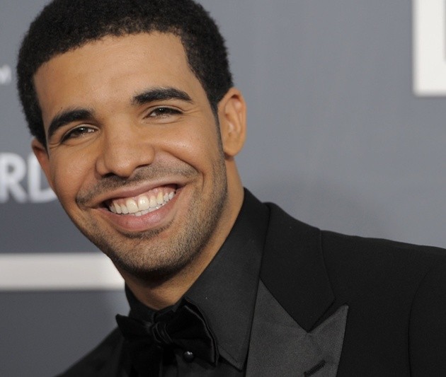 Gambar Foto Senyum Drake di Acara Grammy Awards