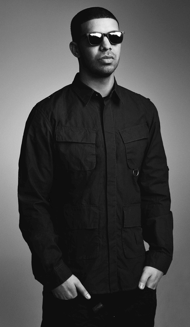 Gambar Foto Pose Drake untuk Kepentingan promo