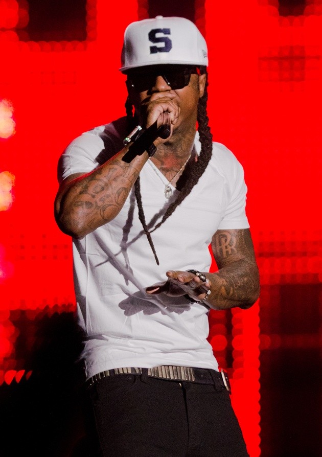 Gambar Foto Lil Wayne Saat Menyanyi di Atas Panggung