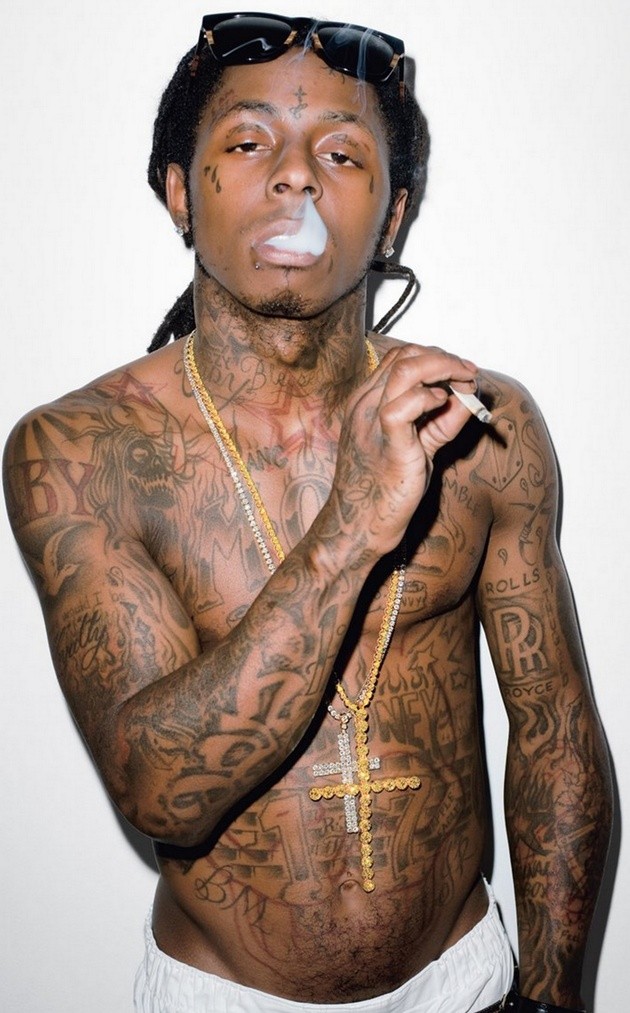 Gambar Foto Gaya Lil Wayne Saat Menghisap Rokok