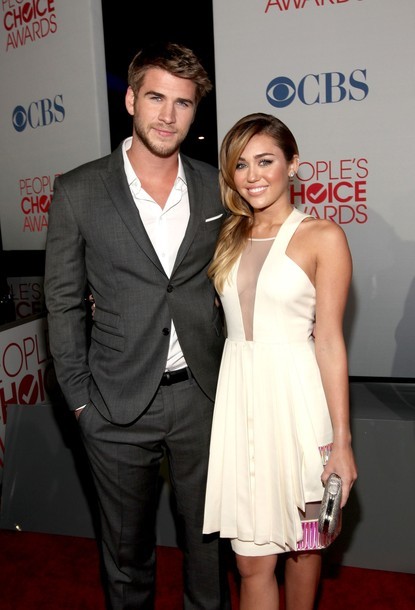 Gambar Foto Miley Cyrus dan Liam Hemsworth di People's Choice Awards 2012