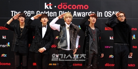 Gambar Foto B1A4 di Red Carpet Golden Disk Awards 2012