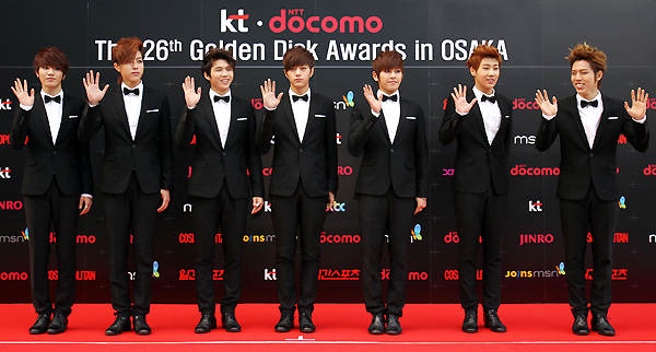 Gambar Foto Infinite di Red Carpet Golden Disk Awards 2012