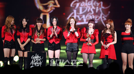 Gambar Foto Secret dan Sistar dengan Trofi di Golden Disk Awards 2012