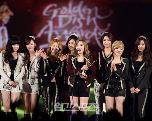 Gambar Foto Girls' Generation dengan Trofi di Golden Disk Awards 2012