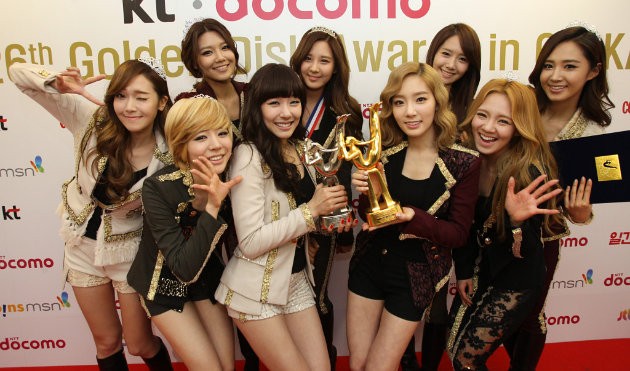 Gambar Foto Girls' Generation Berpose dengan Trofi di Golden Disk Awards 2012