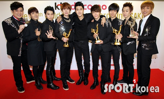 Gambar Foto Super Junior dengan Trofi di Golden Disk Awards 2012