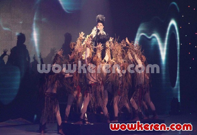 Gambar Foto Syahrini di Semarak 17 Indosiar